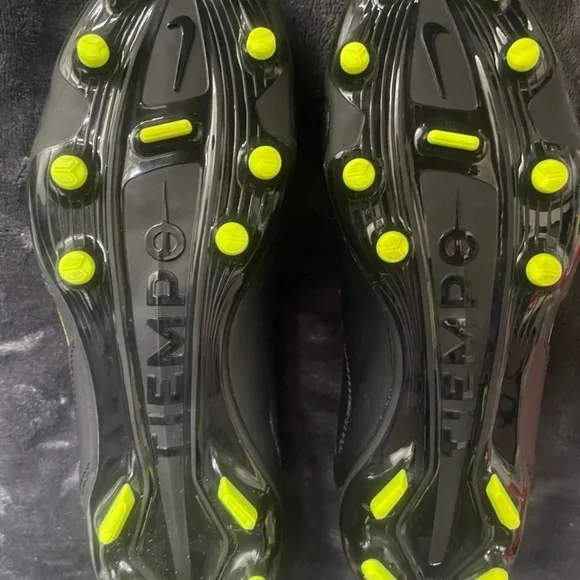 Nike TIEMPO Soccer Cleats size 5Y Black and Green - Picture 3 of 3